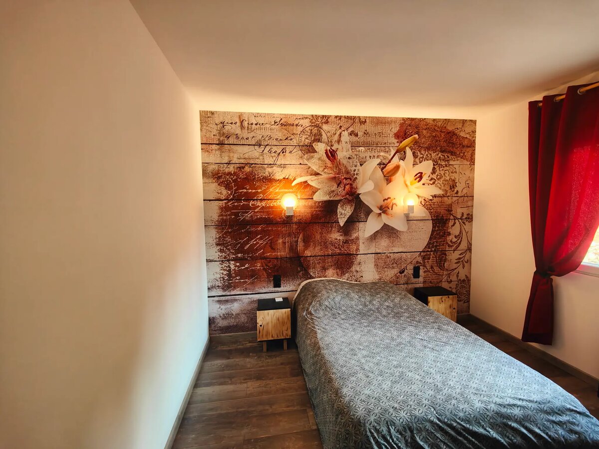 Chambre Cocoon avec lit électrique réglable et ambiance intimiste