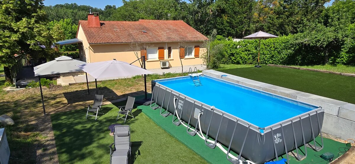 Piscine non chauffée au sel avec espace détente