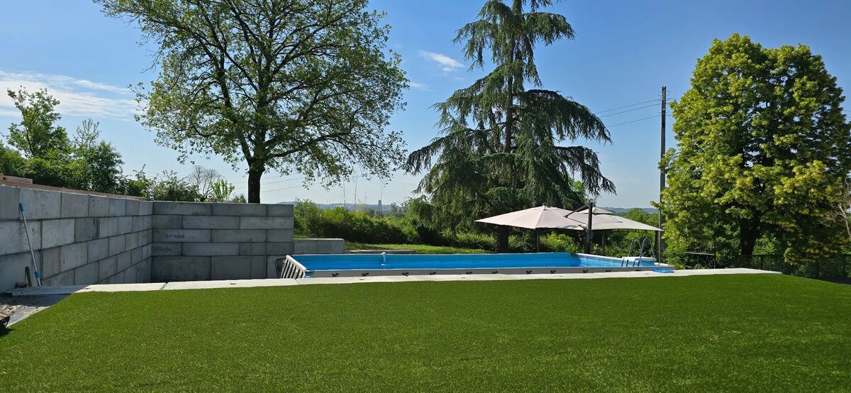 Piscine au sel naturel entourée d'espaces de détente