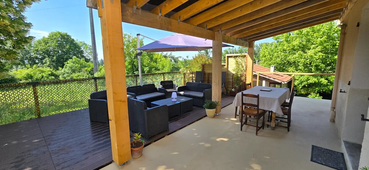 Terrasse ensoleillée avec mobilier de jardin